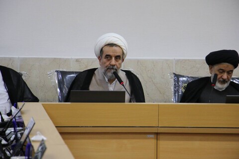 تصاویر/|نشست هم اندیشی علما و اساتید حوزه علمیه اصفهان با مشاور رئیس جمهور در امور روحانیت و حوزه های علمیه