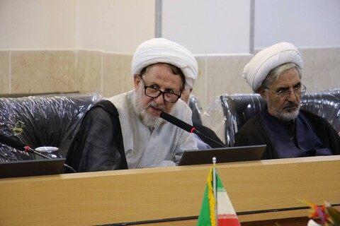 تصاویر/|نشست هم اندیشی علما و اساتید حوزه علمیه اصفهان با مشاور رئیس جمهور در امور روحانیت و حوزه های علمیه