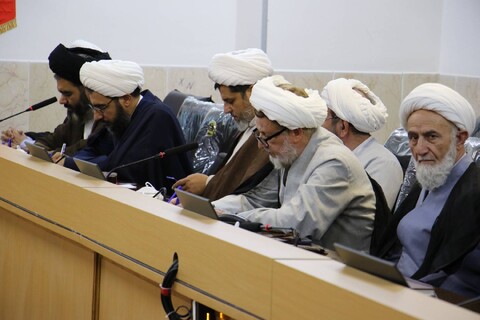تصاویر/|نشست هم اندیشی علما و اساتید حوزه علمیه اصفهان با مشاور رئیس جمهور در امور روحانیت و حوزه های علمیه
