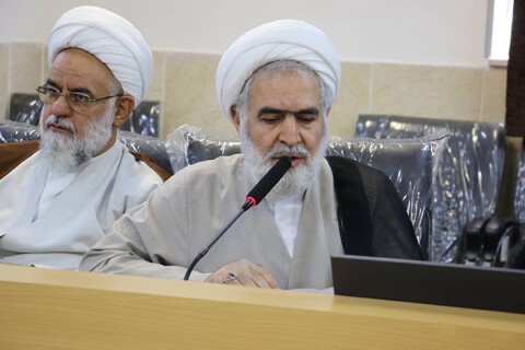 تصاویر/|نشست هم اندیشی علما و اساتید حوزه علمیه اصفهان با مشاور رئیس جمهور در امور روحانیت و حوزه های علمیه