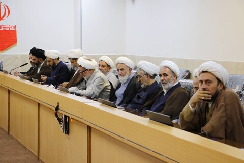 تصاویر/|نشست هم اندیشی علما و اساتید حوزه علمیه اصفهان با مشاور رئیس جمهور در امور روحانیت و حوزه های علمیه