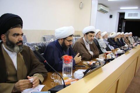 تصاویر/|نشست هم اندیشی علما و اساتید حوزه علمیه اصفهان با مشاور رئیس جمهور در امور روحانیت و حوزه های علمیه