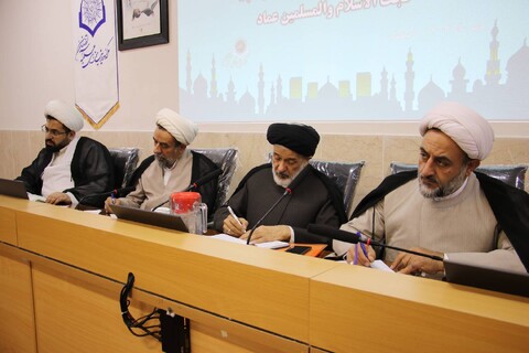 تصاویر/|نشست هم اندیشی علما و اساتید حوزه علمیه اصفهان با مشاور رئیس جمهور در امور روحانیت و حوزه های علمیه
