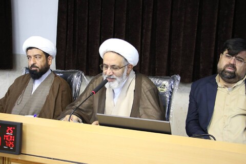 تصاویر/|نشست هم اندیشی علما و اساتید حوزه علمیه اصفهان با مشاور رئیس جمهور در امور روحانیت و حوزه های علمیه