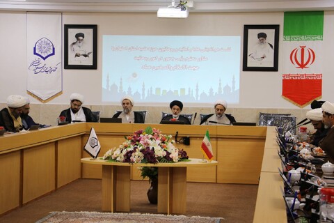 تصاویر/|نشست هم اندیشی علما و اساتید حوزه علمیه اصفهان با مشاور رئیس جمهور در امور روحانیت و حوزه های علمیه