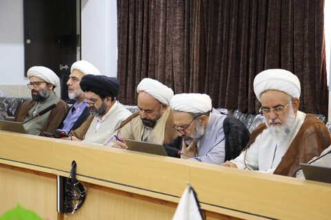 تصاویر/|نشست هم اندیشی علما و اساتید حوزه علمیه اصفهان با مشاور رئیس جمهور در امور روحانیت و حوزه های علمیه