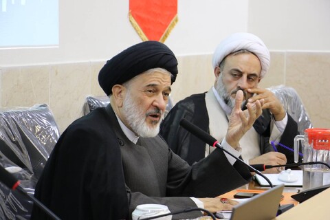 تصاویر/|نشست هم اندیشی علما و اساتید حوزه علمیه اصفهان با مشاور رئیس جمهور در امور روحانیت و حوزه های علمیه