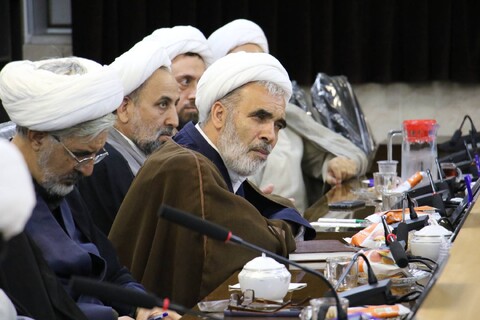 تصاویر/|نشست هم اندیشی علما و اساتید حوزه علمیه اصفهان با مشاور رئیس جمهور در امور روحانیت و حوزه های علمیه