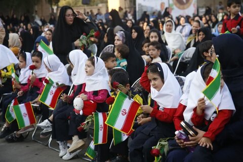 تصاویر/ تجلیل استاندار یزد از خانواده نیکوکار، مرحوم زارع بیدکی در مهریز