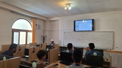 تصاویر/ کارگاه پژوهشی برای طلاب مدرسه علمیه امام خمینی (ره) خوی