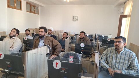 تصاویر/ کارگاه پژوهشی برای طلاب مدرسه علمیه امام خمینی (ره) خوی