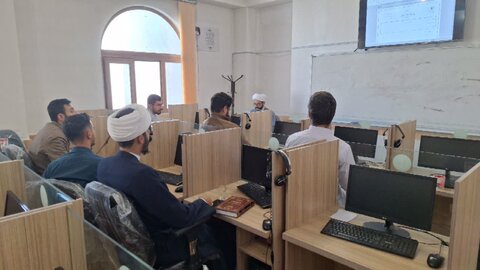 تصاویر/ کارگاه پژوهشی برای طلاب مدرسه علمیه امام خمینی (ره) خوی