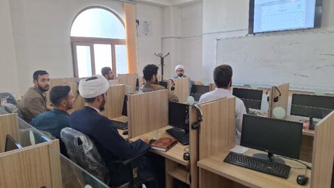 تصاویر/ کارگاه پژوهشی برای طلاب مدرسه علمیه امام خمینی (ره) خوی