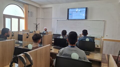 تصاویر/ کارگاه پژوهشی برای طلاب مدرسه علمیه امام خمینی (ره) خوی