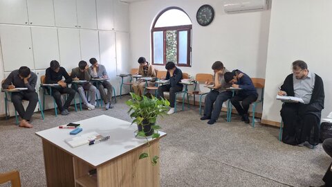 تصاویر/ کارگاه پژوهشی برای طلاب مدرسه علمیه امام خمینی (ره) خوی