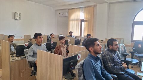 تصاویر/ کارگاه پژوهشی برای طلاب مدرسه علمیه امام خمینی (ره) خوی