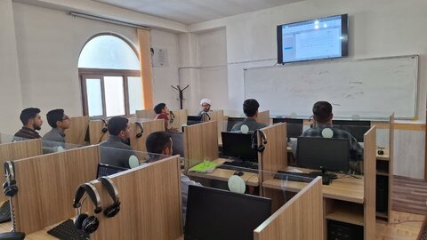 تصاویر/ کارگاه پژوهشی برای طلاب مدرسه علمیه امام خمینی (ره) خوی