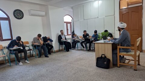 تصاویر/ کارگاه پژوهشی برای طلاب مدرسه علمیه امام خمینی (ره) خوی