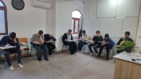 تصاویر/ کارگاه پژوهشی برای طلاب مدرسه علمیه امام خمینی (ره) خوی