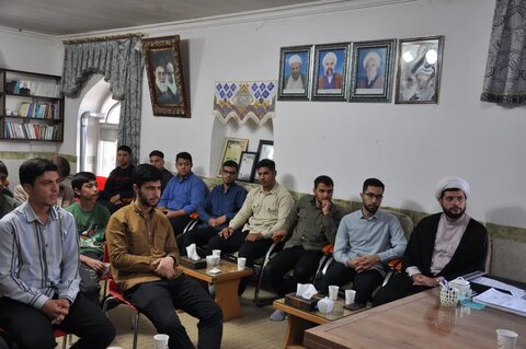 تصاویر/ دیدار اعضای انجمن دانش آموزی میاندوآب با امام جمعه این شهرستان