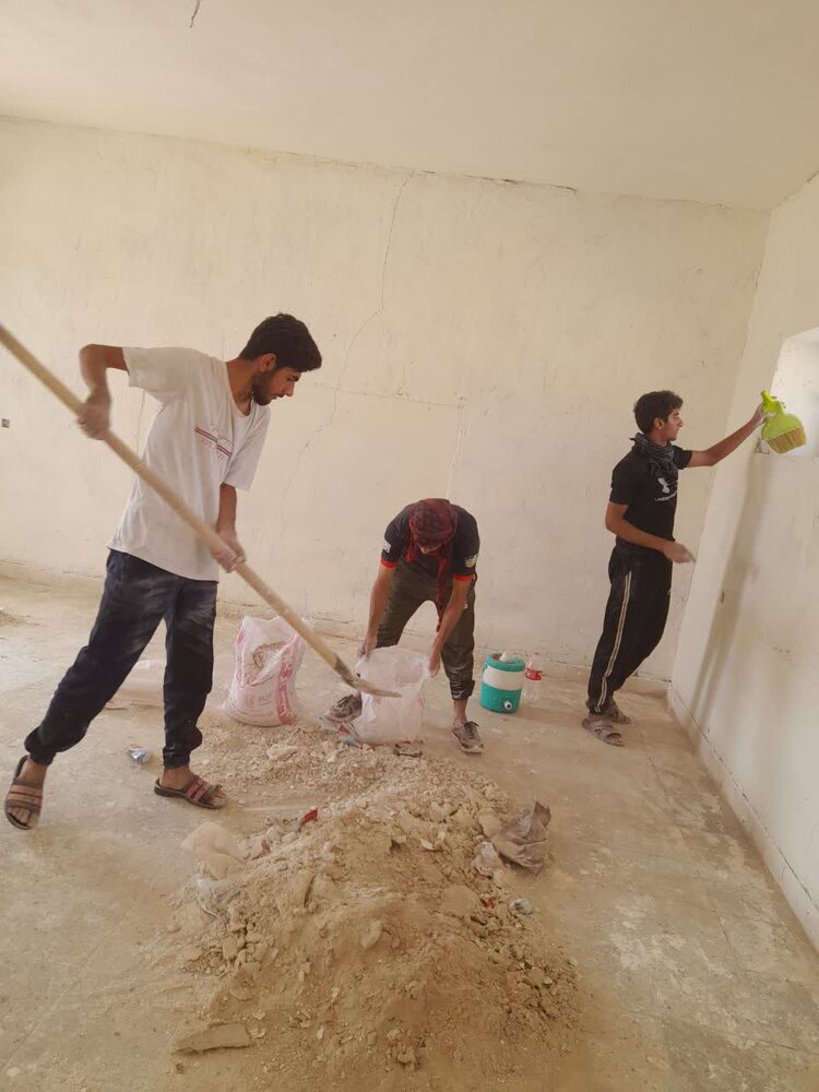 طلاب و جوانان گروه‌های جهادی در حال گچ‌کاری و رنگ‌آمیزی کلاس‌های مدرسه فردوسی.