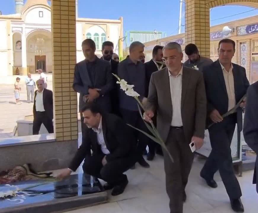 ادای احترام مسئولان به مقام شامخ شهدای روستای جوشقان