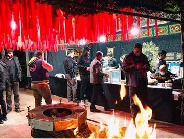 مسیر نورانی یک کیلومتری؛ خیابان شریعتی بنک در ایام شهادت حضرت زهرا (س) غرق در عزا می‌شود