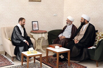 تصاویر/ عیادت نمایندگان آیت الله اعرافی از  روحانی مضروب در امامزاده یحیی تهران