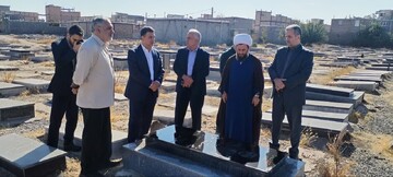 بررسی وضعیت گلزار شهدای شهرستان خوی توسط امام جمعه خوی+ تصاویر