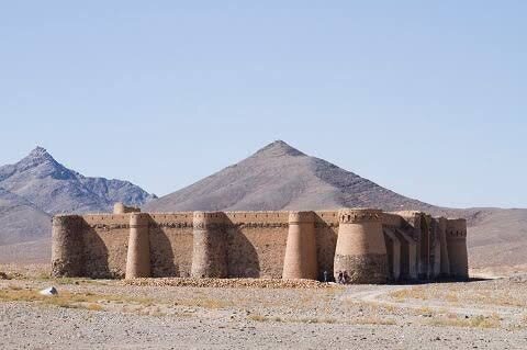 تصاویر/ مرمت قلعه تاریخی خرگوشی و موقوفه حوزه علمیه عقدا