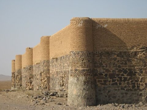 تصاویر/ مرمت قلعه تاریخی خرگوشی و موقوفه حوزه علمیه عقدا