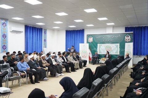 تصاویر دیدار تعدادی از فعالین گروه های جهادی دانشجویی دانشگاه های لرستان با نماینده ولی فقیه در استان