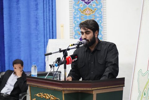 تصاویر دیدار تعدادی از فعالین گروه های جهادی دانشجویی دانشگاه های لرستان با نماینده ولی فقیه در استان