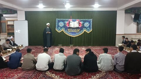 تصاویر/ محفل انس با قرآن کریم در مدرسه علمیه امام خمینی (ره) خوی