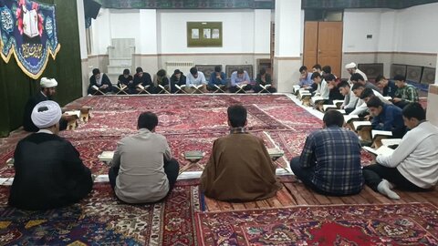 تصاویر/ محفل انس با قرآن کریم در مدرسه علمیه امام خمینی (ره) خوی