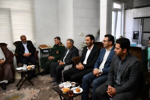 تصاویر/ تجلیل مسئولین ماکو از خانواده شهید اباذر عبداله‌نژاد