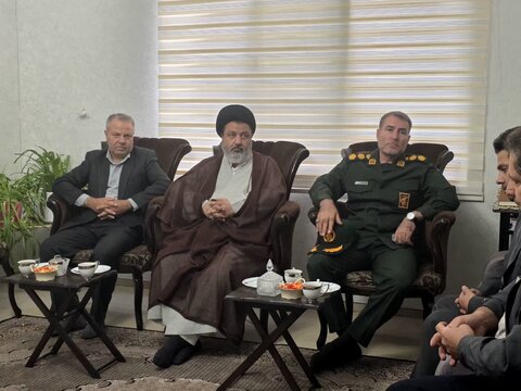 تصاویر/ تجلیل مسئولین ماکو از خانواده شهید اباذر عبداله‌نژاد