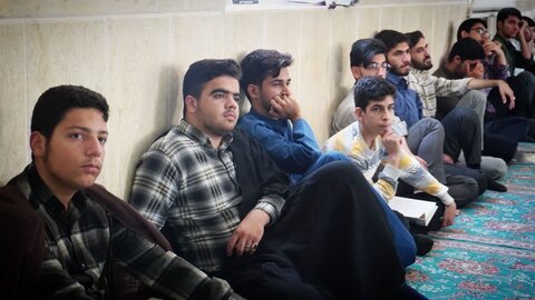 تصاویر/ برگزاری نشست بصیرتی در مدرسه علمیه اردکان