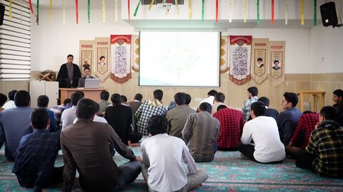 تصاویر/ برگزاری نشست بصیرتی در مدرسه علمیه اردکان