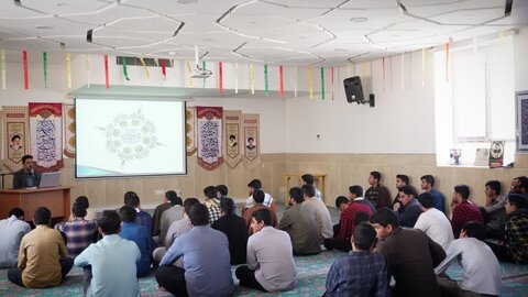 تصاویر/ برگزاری نشست بصیرتی در مدرسه علمیه اردکان