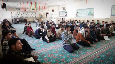 تصاویر/ برگزاری نشست بصیرتی در مدرسه علمیه اردکان