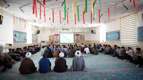 تصاویر/ برگزاری نشست بصیرتی در مدرسه علمیه اردکان