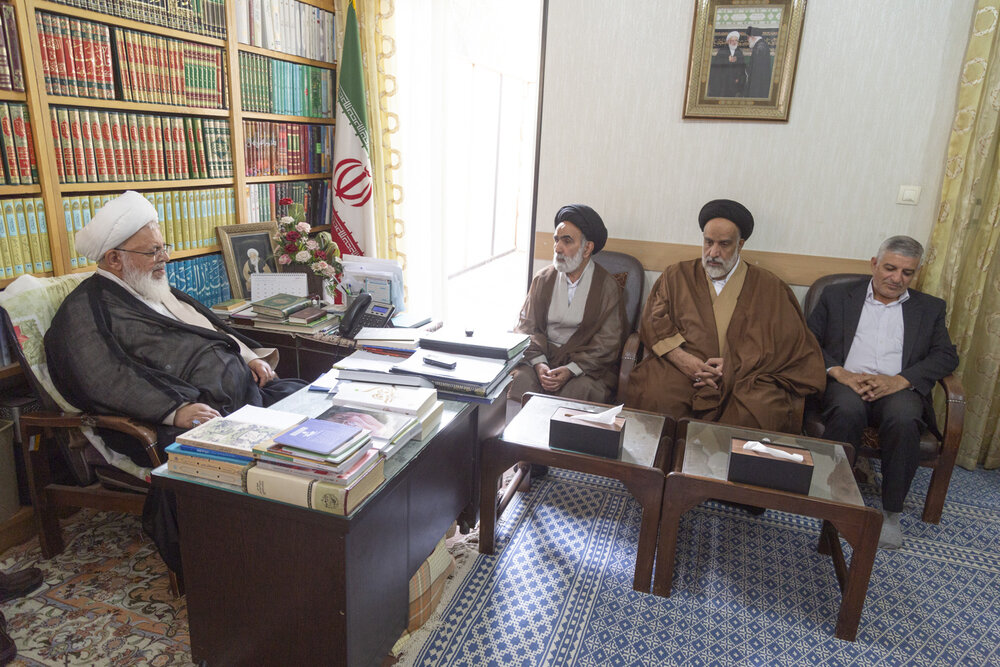 تصاویر/ دیدار رئیس شورای زکات کشور با امام جمعه یزد