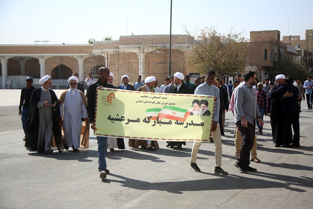 بالصور.. طلاب غير إيرانيين يؤدون التحية للشهداء المدفونين في مرقد السيدة فاطمة المعصومة (ع)