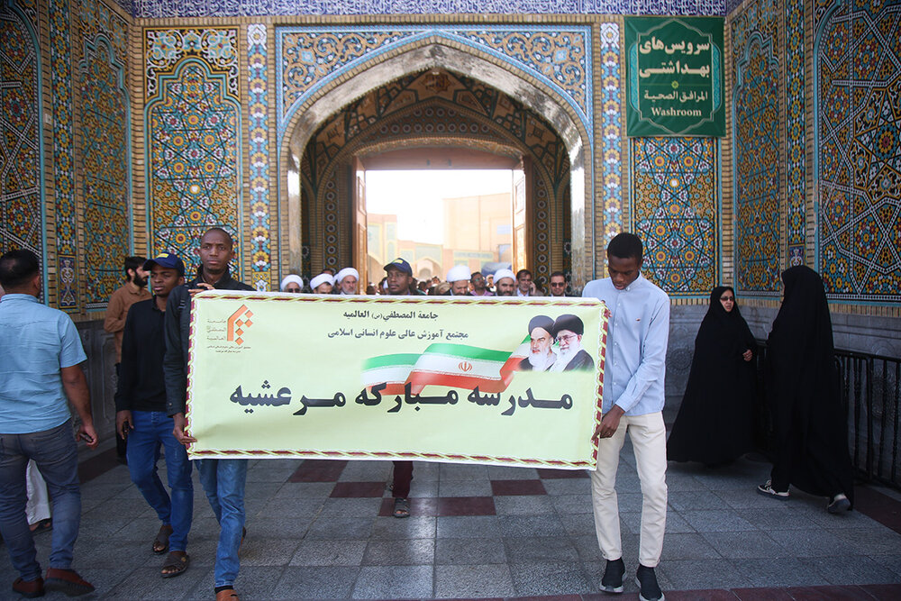 بالصور.. طلاب غير إيرانيين يؤدون التحية للشهداء المدفونين في مرقد السيدة فاطمة المعصومة (ع)