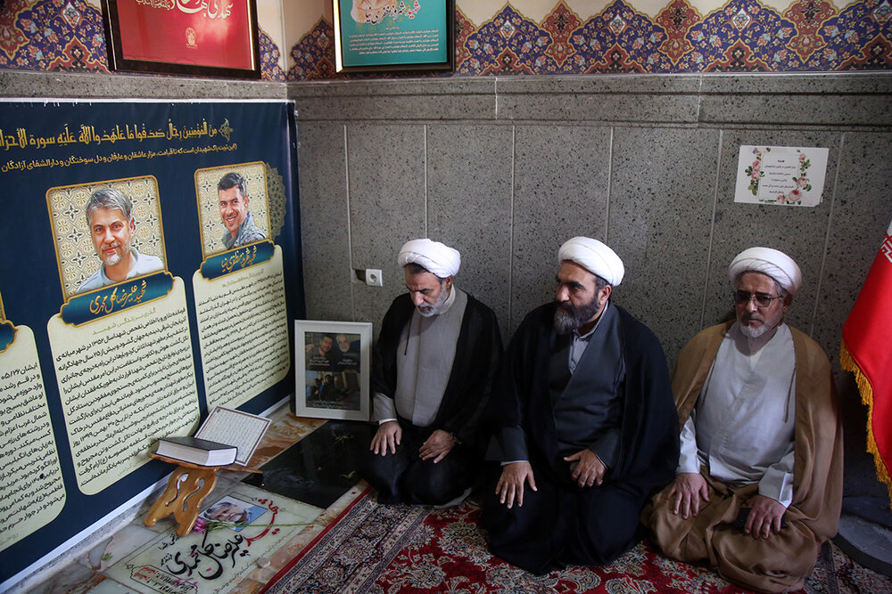 بالصور.. طلاب غير إيرانيين يؤدون التحية للشهداء المدفونين في مرقد السيدة فاطمة المعصومة (ع)