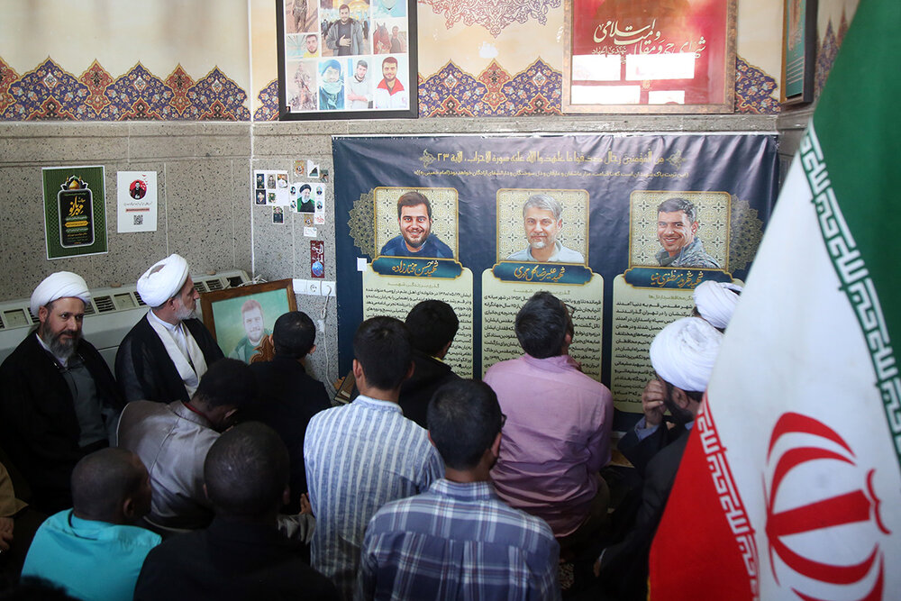 بالصور.. طلاب غير إيرانيين يؤدون التحية للشهداء المدفونين في مرقد السيدة فاطمة المعصومة (ع)