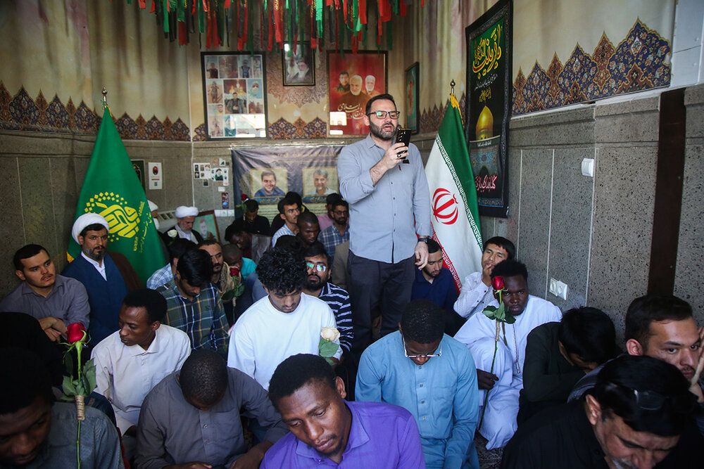 بالصور.. طلاب غير إيرانيين يؤدون التحية للشهداء المدفونين في مرقد السيدة فاطمة المعصومة (ع)