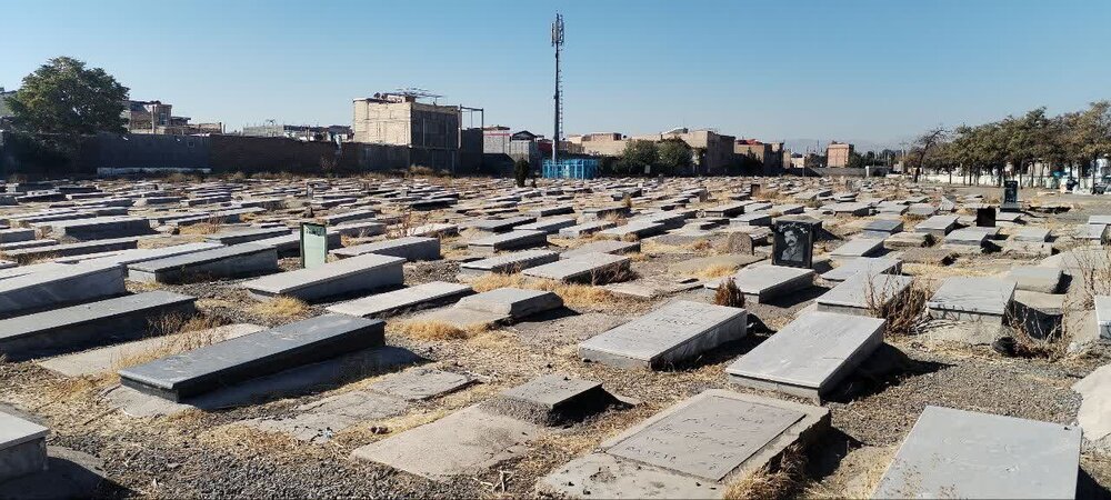 بازدید امام جمعه خوی از گلزار شهدای این شهرستان و تأکید بر بهبود وضعیت محوطه+ عکس