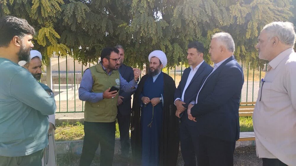 بازدید امام جمعه خوی از گلزار شهدای این شهرستان و تأکید بر بهبود وضعیت محوطه+ عکس